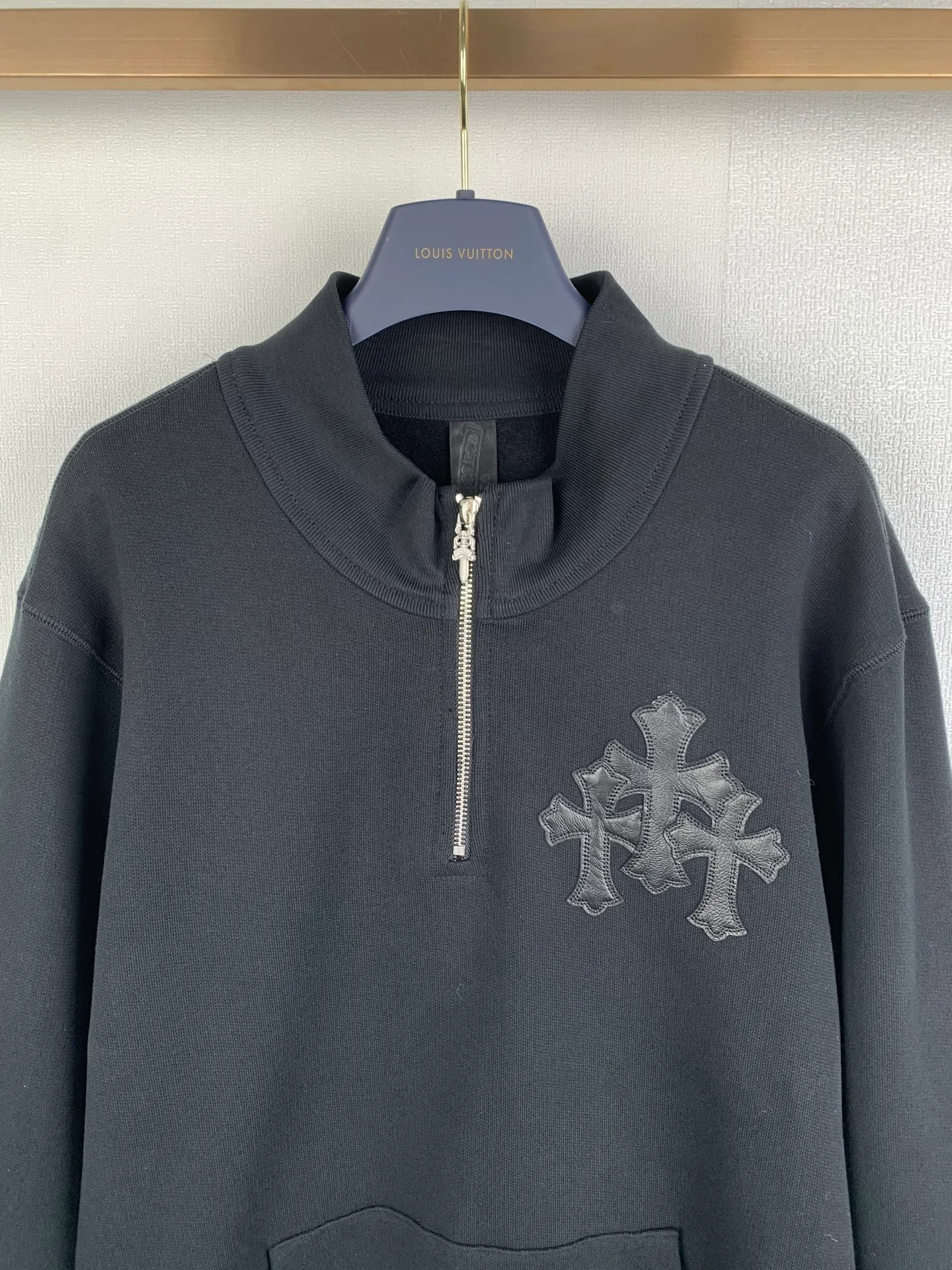 P460 Chrome Hearts 25SS leather cross half-zip long-sleeved sweatshirt. Genuine product purchased and developed by 22719. 480g linen combed cotton fabric, 430g 1*1 matching high-end fashion brand ribbing, fabric fermentation washing, template embroidery, customized 1:1 leather, customized 1:1 back brand, customized 1:1 zipper, customized 1:1 trademark, fitted version Size: S M L XL